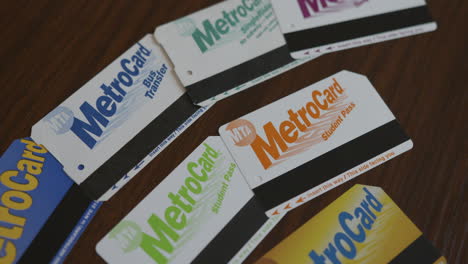 Neigung-Verschiedener-Metrocards-Auf-Einem-Tisch