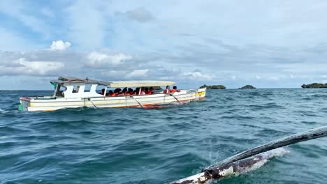 Philippinische-Bangka-boote,-Die-Durch-Tropische-Gewässer-Rasen,-Umgeben-Von-Inseln---Touristenreisen-Und-Reiseziele