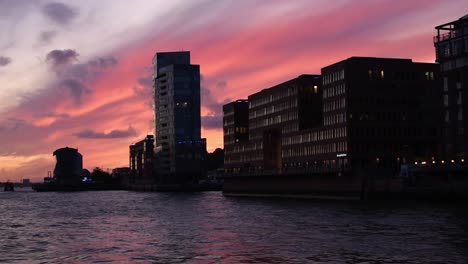 Sunset-over-the-city-of-Hamburg,-dramatic-lights-in-the-Sky