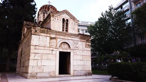 Church-of-Virgin-Mary-Gorgoepekoos-and-Saint-Eleutherius-in-downtown-of-Athens,-Greece