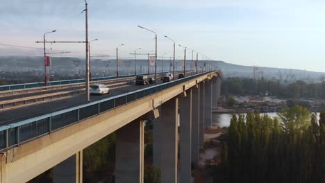 Blick-Auf-Die-Asparuhov-Brücke-In-Der-Stadt-Varna,-Bulgarien,-Mit-Fahrzeugen,-Die-An-Einem-Frühen-Morgen-Fahren---Luftschwenk