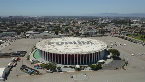 Drone-Circles-'The-Forum'-in-Los-Angeles,-California