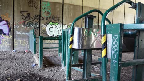 U-Bahn-Fahrzeug-Vandalismus-Barriere-Kontrolltunnel-Schmutzig-Graffiti-Drogenkriminalität-Dolly-Langsam-Links