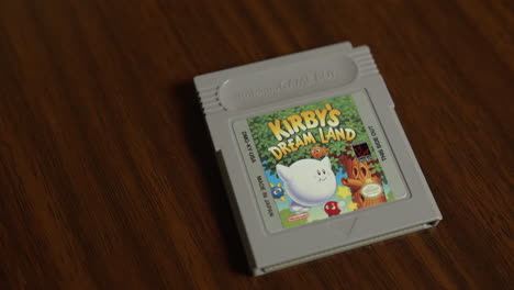 Primer-Plano-De-Un-Cartucho-De-Game-Boy-De-Kirby&#39;s-Dream-Land
