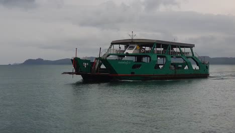 Un-Transbordador-Cargado-De-Automóviles-Y-Pasajeros-En-Marcha-Cruzando-El-Puerto-De-La-Isla-De-Koh-Chang,-Tailandia