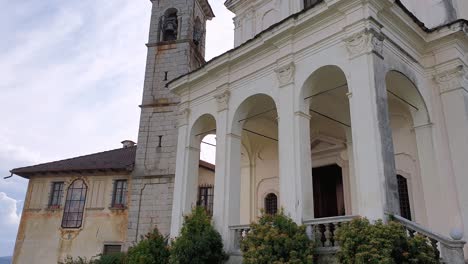 ángulo-Bajo-De-La-Fachada-De-La-Iglesia-Del-Santuario-De-Madonna-Del-Sasso-En-Italia