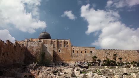 Die-Alte-Stadtmauer-Von-Jerusalem-Und-Die-Kuppel