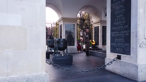 The-inside-corner-side-shot-of-Tomb-of-the-Unknown-Soldier-with-two-guards-standing-and-the-eternal-fire-in-Warsaw,-Poland