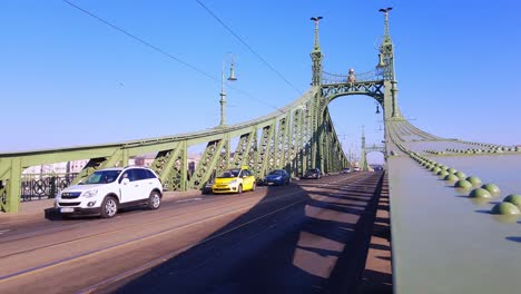 Liberty-Bridge-Budapest-,-time-lapse-of-traffic,-sunny-day