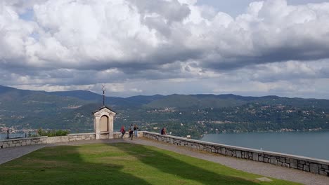 Panoramablick-Auf-Den-Ortasee-Von-Der-Wallfahrtskirche-Madonna-Del-Sasso-In-Italien