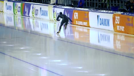 Long-medium-shot-of-the-start-of-a-Speed-ice-skating-race-in-Rotterdam,-The-Netherlands