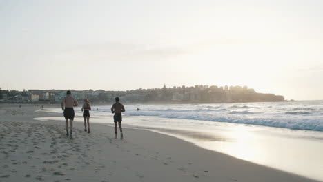 Fitnessbegeisterte-Ausdauerlauf-Am-Bondi-Beach-Sydney