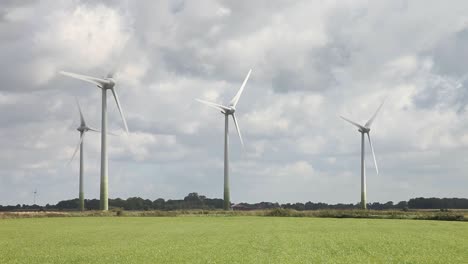 Windkraftanlagen-über-Grüne-Felder-Gesehen