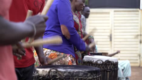 Afrikaner-Spielen-Ingoma-Percussion-Drums-In-Ruanda-Nahaufnahme