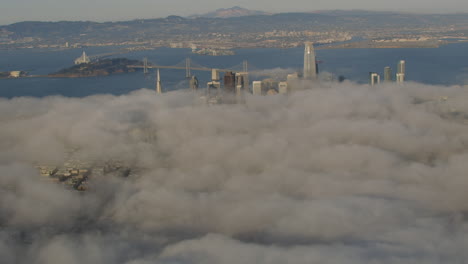 Meeresschicht-über-Der-Innenstadt-Von-San-Francisco,-Kalifornien