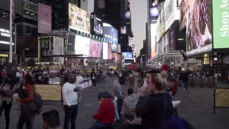 Berühmter-Times-Square-Mit-Menschenmassen,-Die-Nachts-Während-Der-Präsidentschaftswahlen-In-New-York-City,-USA,-Abhängen