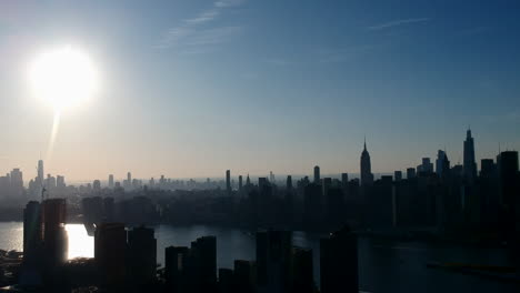 Silhouettes-On-City-Landscape-Against-Bright-Sunlight-In-The-Sky-During-Sunset-In-Hunters-Point,-Long-Island,-New-York-City