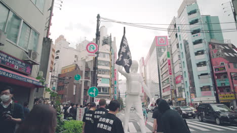 Lady-Liberty-Hong-Kong-Statue-Mit-Flagge-Bei-Einer-Solidarität-Mit-Hong-Kong-Demonstranten-In-Tokio,-Japan
