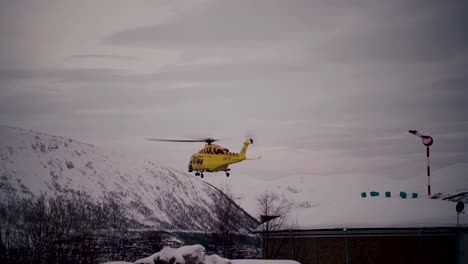 Helicóptero-De-Ambulancia-Aérea-Amarilla-Despegando-Del-Hospital-Unn-En-Tromso