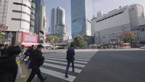 Rückansicht-Von-Fußgängern,-Die-Während-Einer-Corona-Virus-Pandemie-In-Tokio,-Japan,-über-Die-Shibuya-Kreuzung-Gehen