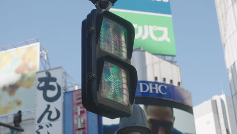 Ampel-Wechselt-Von-Rot-Auf-Grün-Mit-Werbetafeln-Im-Hintergrund-An-Der-Shibuya-kreuzung-Während-Einer-Pandemie-In-Tokio,-Japan