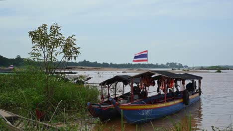 Barcos-De-Turismo,-Una-Captura-Más-Cercana-A-Través-De-Un-Lapso-De-Tiempo-En-Sam-Pan-Bok-Grand-Canyons,-Ubon-Ratchathani,-Tailandia