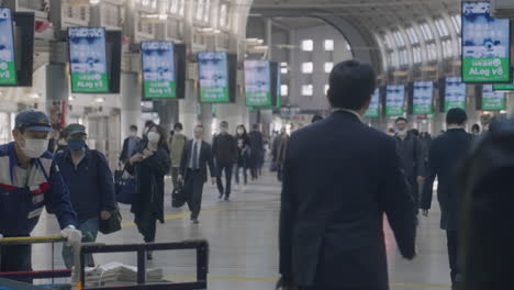 Lugareños-Japoneses-Con-Máscaras-Caminando-Dentro-De-La-Estación-Shinagawa-Jr-Durante-La-Pandemia---Tokio,-Japón---Cámara-Lenta