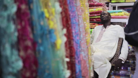 No-Hay-Días-Hábiles-En-Una-Tienda-De-Ropa-Local-En-Senegal-áfrica