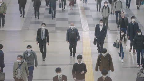 Pasajeros-Con-Mascarilla-Caminando-Dentro-De-La-Estación-Shinagawa-Durante-La-Pandemia-En-Tokio,-Japón