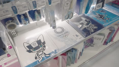 2020-Tokyo-Olympic-Merchandise-Mit-Kultigen-Anime-Maskottchen-Und-Logo-Designs-Im-Offiziellen-Olympia-Store-–-Hochwinkelaufnahme