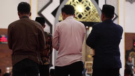 Eine-Gruppe-Anbetender-Muslimischer-Männer-In-Der-Moschee-Des-Islamischen-Zentrums-Steht-Auf---Lombok,-Indonesien---Mittlere-Aufnahme