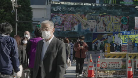 Einheimische-Tragen-Gesichtsmaske-Während-Der-Zweiten-Welle-Des-Coronavirus-In-Shibuya-Crossing,-Tokio,-Japan