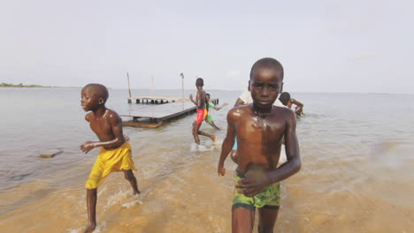 Zufriedene-Wachsende-Kinder-Aus-Dem-Afrikanischen-Senegal,-Die-Aus-Dem-Wasser-Kommen