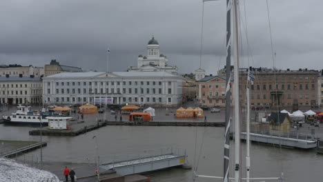 Stadtbild-Und-Schneebedeckter-Pier-In-Helsinki-Im-Winter