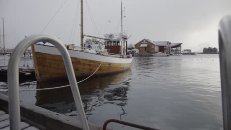Fischerboot-Im-Hafen-Von-Lofoten-Norwegen-Angedockt
