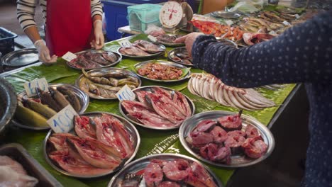 Fisch-Wird-Am-Thailändischen-Nassmarkt-Lebensmittelstand-Verkauft