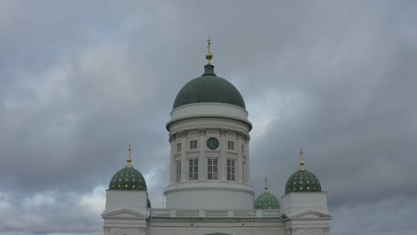 Nahaufnahme-Der-Drohnenansicht,-Die-In-Richtung-Der-Kuppel-Der-Kathedrale-Von-Helsinki-Fliegt