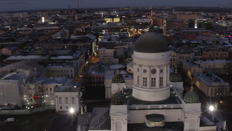 Helsinki-kathedrale-Und-Stadtbild-Am-Abend