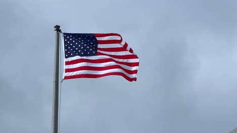 4k,-60p-Amerikanische-Flagge-Weht-Im-Wind-Vor-Einem-Hellgrauen-Himmel