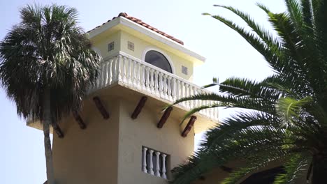 Turm-Mit-Balkon-An-Einem-Sonnigen-Tag-In-Florida-In-Zeitlupe