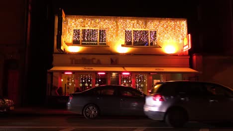 Video-Fijo-O-Bloqueado-Del-Conocido-Restaurante-De-Dublín-Con-Autos-De-Decoración-Navideña-Y-Gente-Que-Pasa