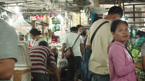Gente-Comprando-En-El-Mercado-Tradicional-En-Medan,-Indonesia