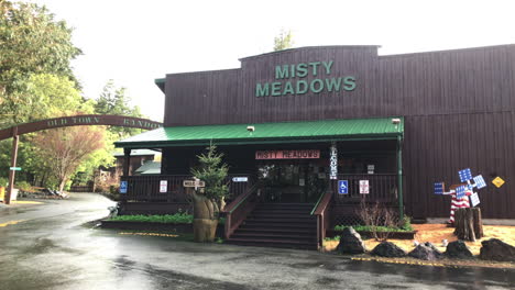 Misty-Meadows-Jams-Shop-Along-Highway-101-In-Old-Town-Of-Bandon,-Oregon-At-Rainy-Day