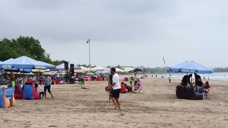 Actividades-Para-Visitantes-En-La-Playa-Doble-Seis-Al-Final-De-La-Tarde,-Bali,-25-De-Noviembre-De-2020