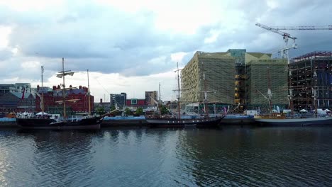 Schwenk-über-Die-Nordseite-Der-Dublin-Docklands-Mit-Booten-Und-Gebäuden-Im-Bau