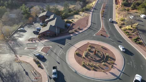Straßenverkehr-Am-Kreisverkehr-In-Sedona,-Arizona,-Usa
