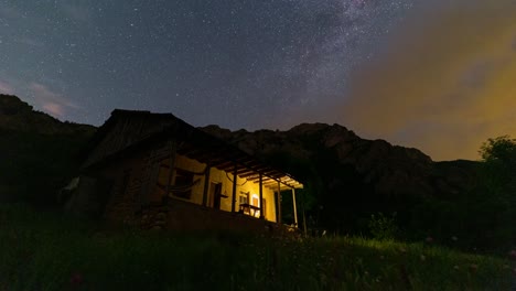 Medios-Oscuros-Estrellas-Brillantes-En-El-Cielo-Nocturno-Oscuro-Sobre-La-Cabaña-De-Madera-En-El-Bosque-Salvaje-Hyrcanian-Naturaleza-En-Irán-Mazandaran-Semnan