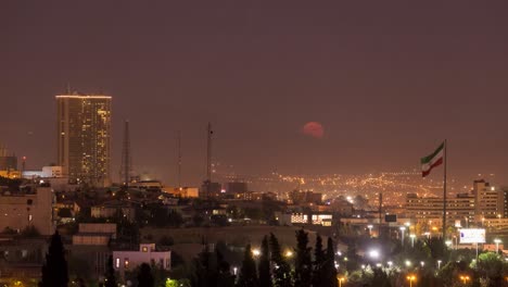 Stadtbild-Und-Lichter-Von-Häusern-In-Der-Stadt-Teheran-Iran-Blick-Auf-Moderne-Gebäude-Und-Hohe-Türme-In-Der-Goldenen-Zeit-Des-Vollmondaufgangs-Im-Wunderschönen-Nachthimmel