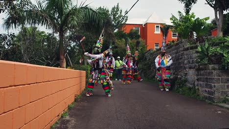 Bermuda-Gombeys-Bailando-En-Las-Calles-De-Bermuda-Para-Celebrar-El-Día-De-Año-Nuevo-A-Pesar-De-Covid19-Bajo-Las-Pautas-Del-Gobierno-De-Bermuda