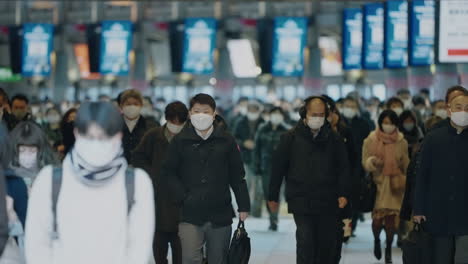Tokio,-Japón---Enfoque-Selectivo-De-Las-Personas-En-La-Estación-Shinagawa-Que-Usan-Máscaras-Faciales-Blancas-Durante-La-Pandemia---Plano-Medio